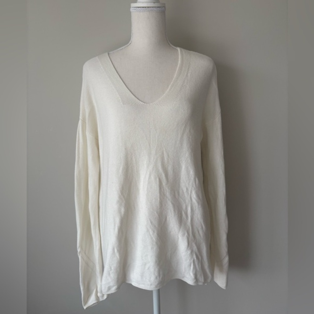 Black Tape White V Neck Knit Sweater Size Large